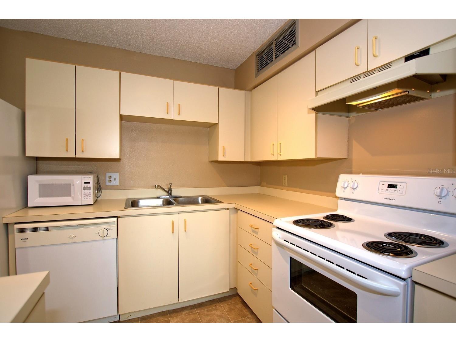 355 Lakepointe Drive #204 Altamonte Springs FL 32701 O6391411 image5