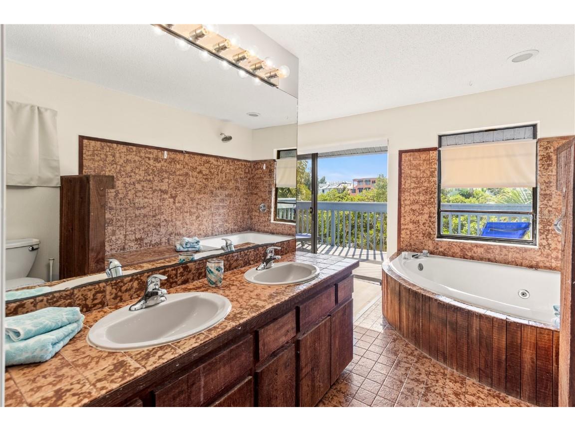 356 Island Circle Sarasota FL 34242 - GRAND CANAL A4673517 image18