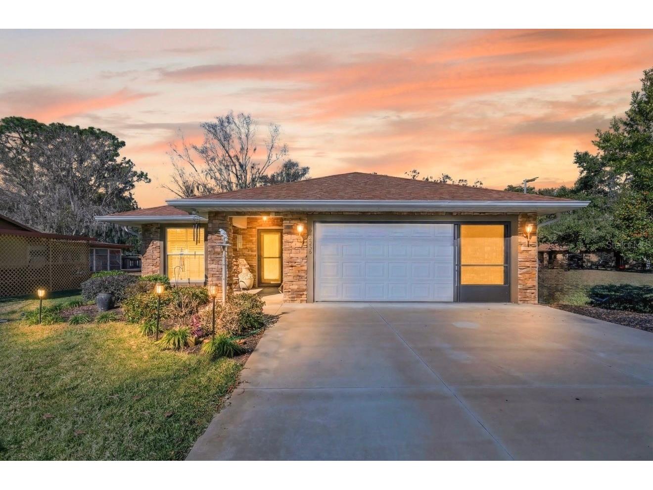 35653 Calla Court Leesburg FL 34788 - CANAL ACCESS TO LAKE EUSTIS G5107835 image1