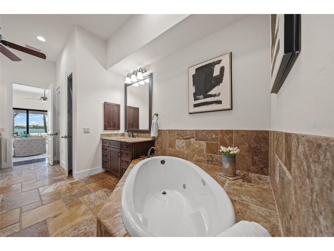 3576 San Remo Terrace Sarasota FL 34239 - ROBERTS BAY A4652012 image32