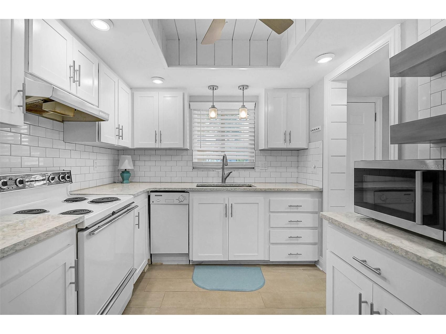 3585 Lake Bayshore Drive #J-301 Bradenton FL 34205 A4674487 image3