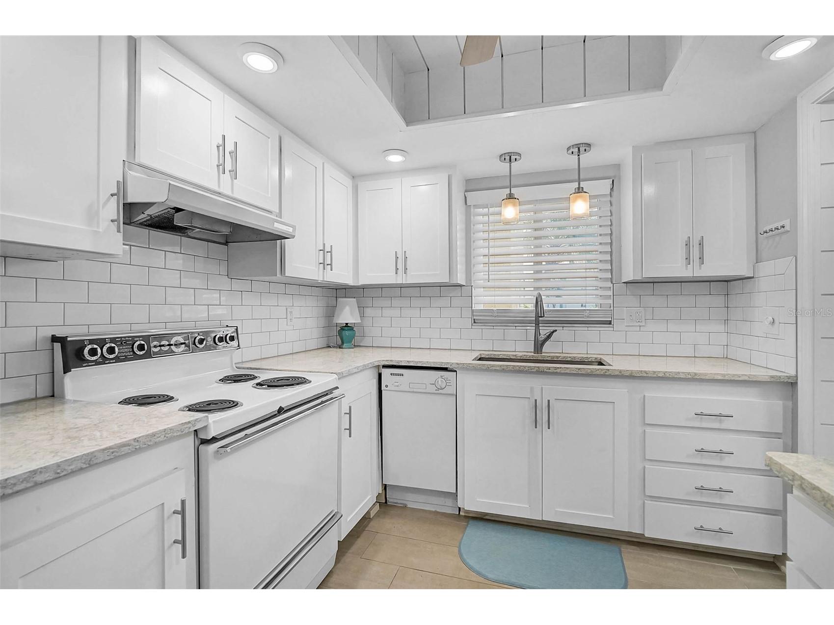 3585 Lake Bayshore Drive #J-301 Bradenton FL 34205 A4674487 image4