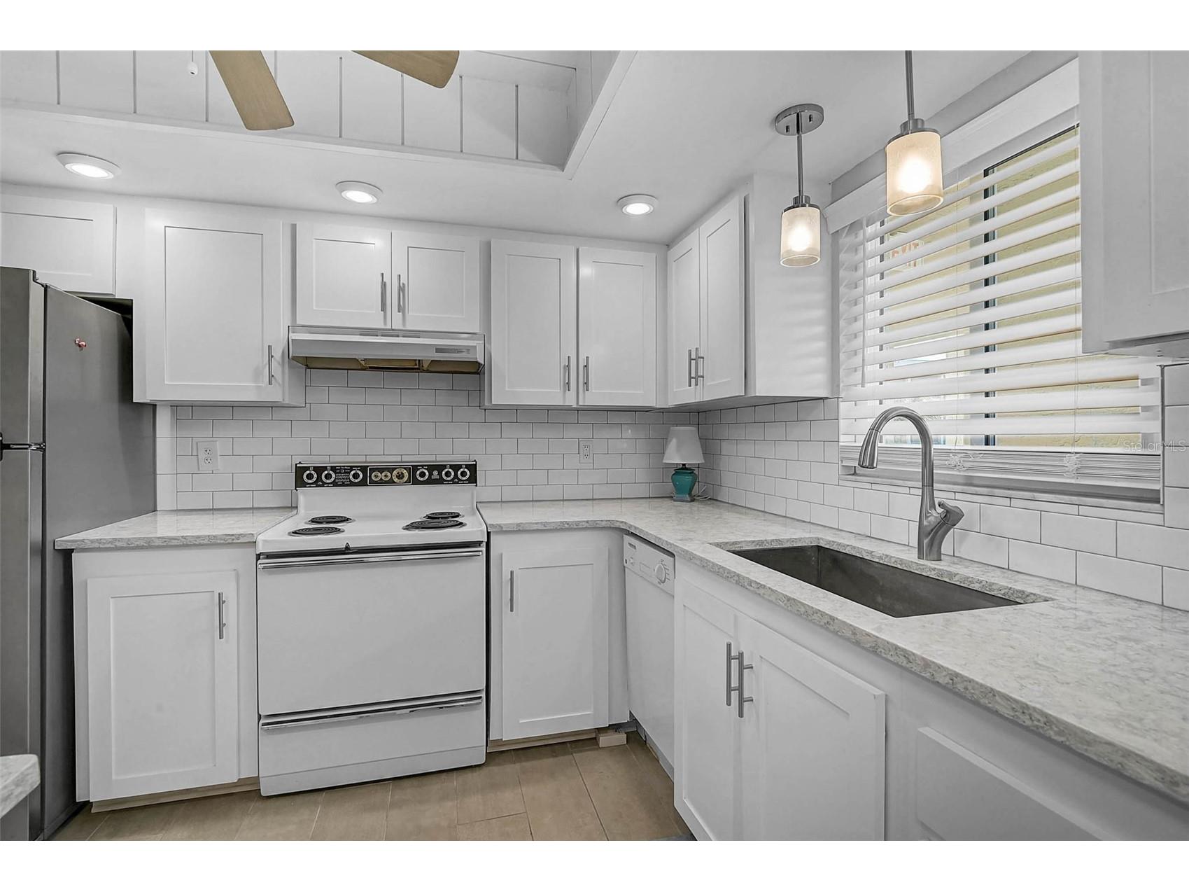 3585 Lake Bayshore Drive #J-301 Bradenton FL 34205 A4674487 image5