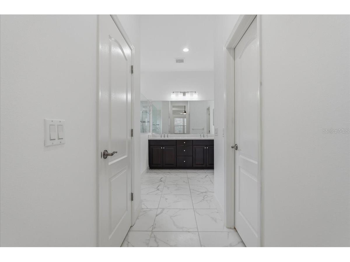 3613 Woodcliff Lake Terrace Sarasota FL 34243 A4696019 image34
