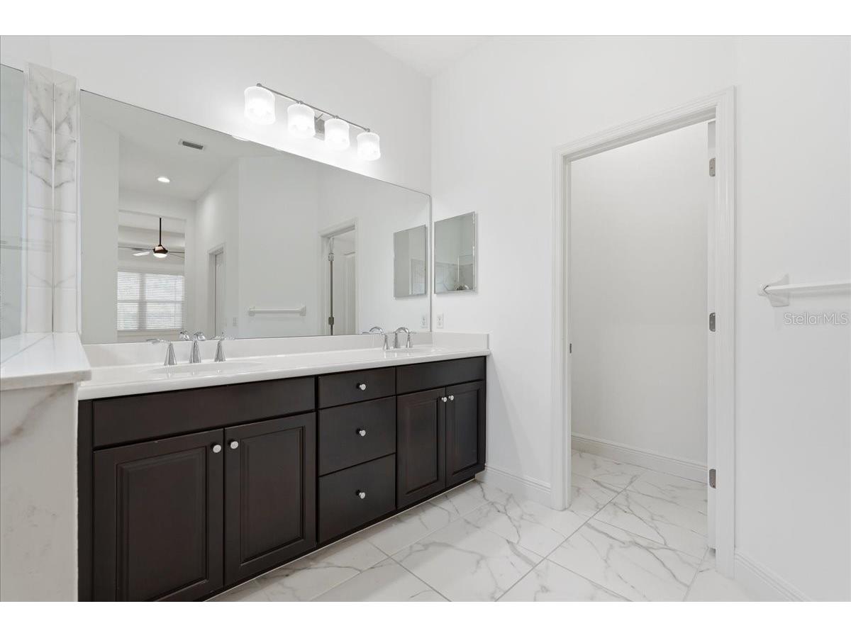 3613 Woodcliff Lake Terrace Sarasota FL 34243 A4696019 image37