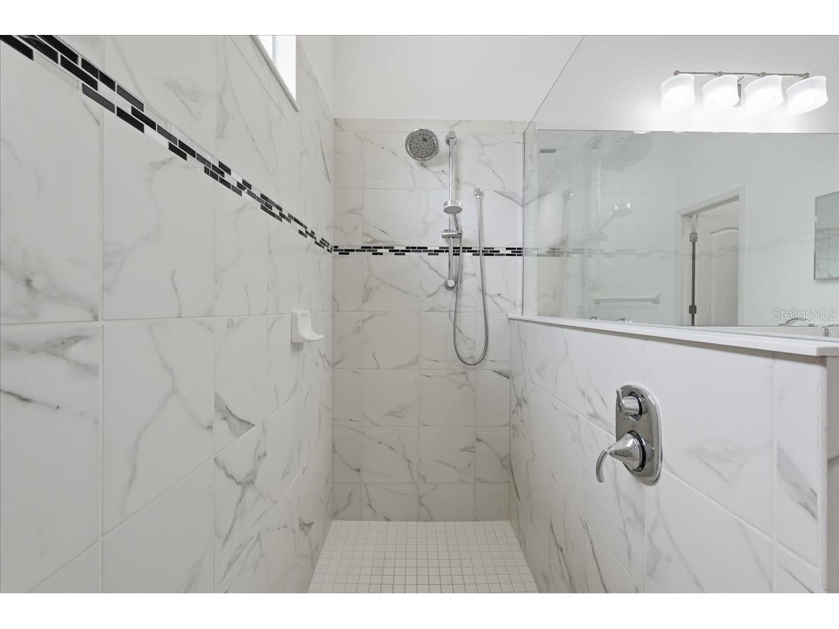 3613 Woodcliff Lake Terrace Sarasota FL 34243 A4696019 image38