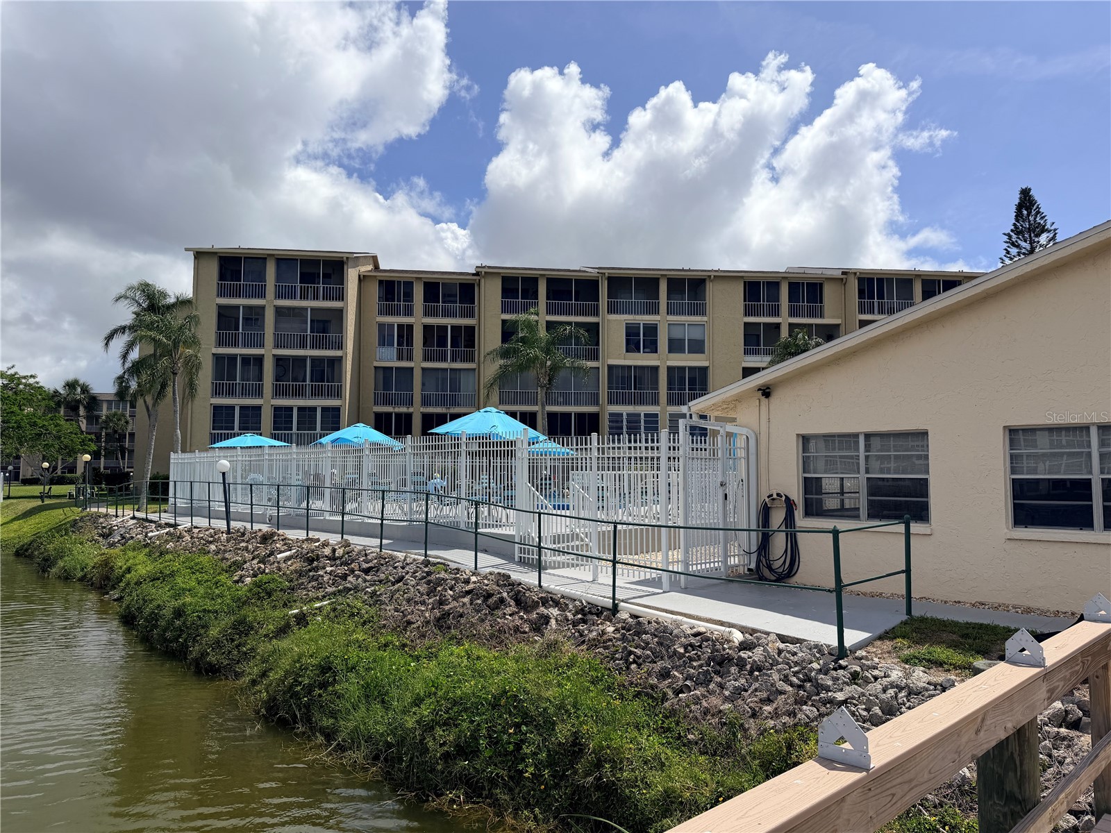 3621 Lake Bayshore Drive #J-403 Bradenton FL 34205 A4690941 image4