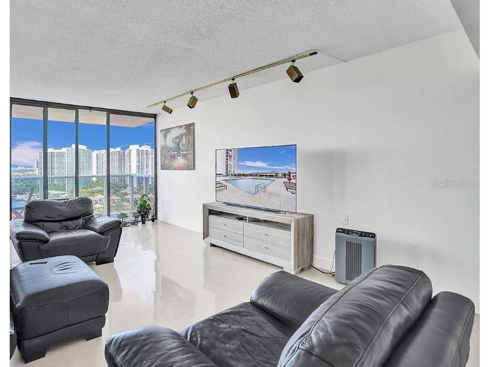 3675 N Country Club Drive #2110 Miami FL 33180 FC313295 image5