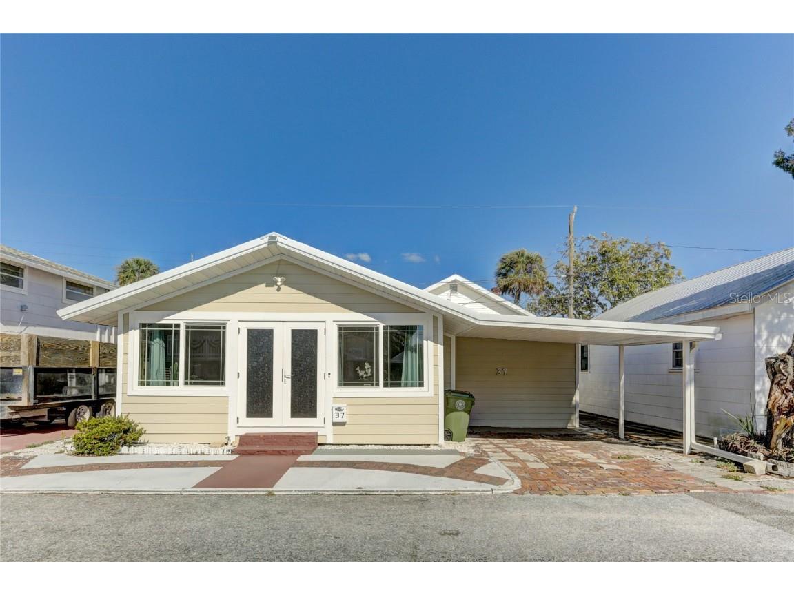 37 Braden Castle Drive Bradenton FL 34208 A4561825 image1