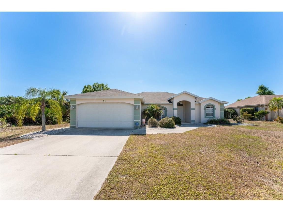 37 Clubhouse Place Rotonda West FL 33947 D6129338 image1