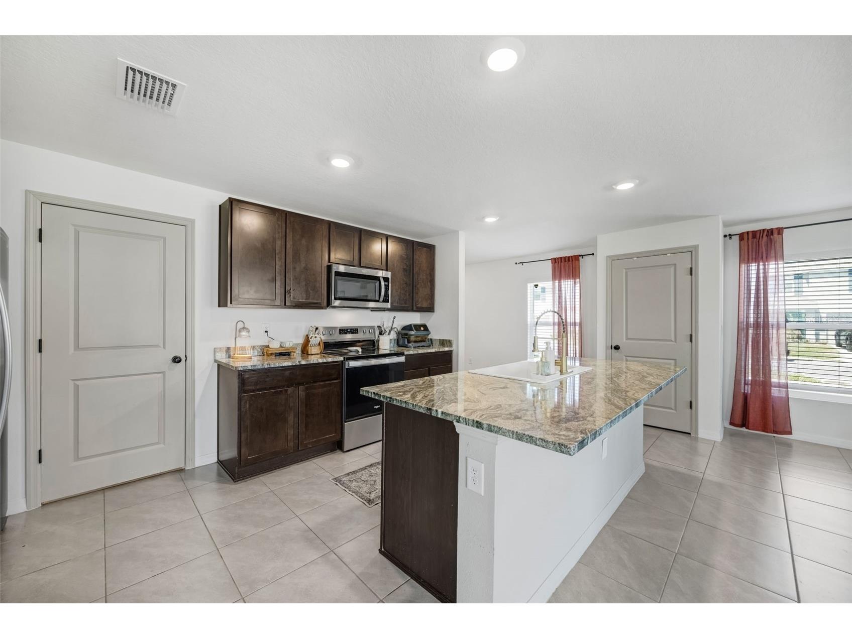 37092 Kings Crown Drive Zephyrhills FL 33541 W7884352 image12