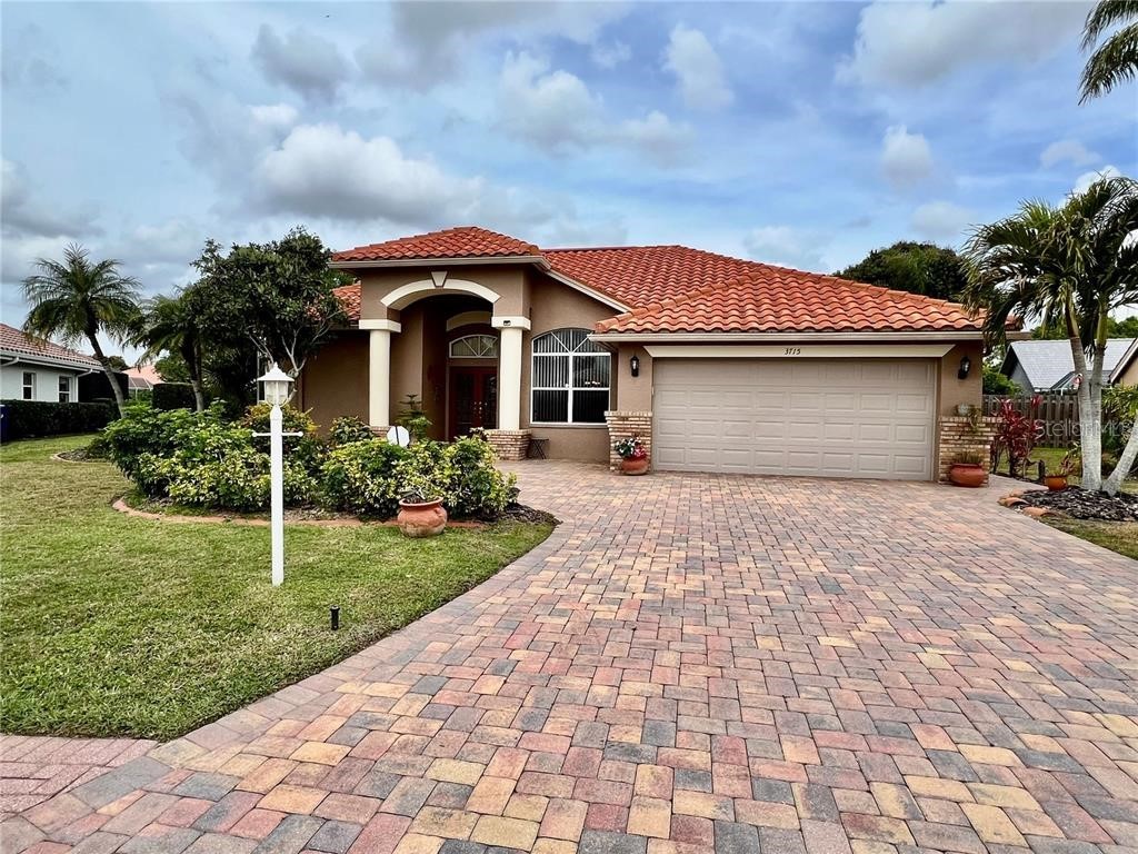 3715 72nd Ave E Sarasota FL 34243 A4698621 image1
