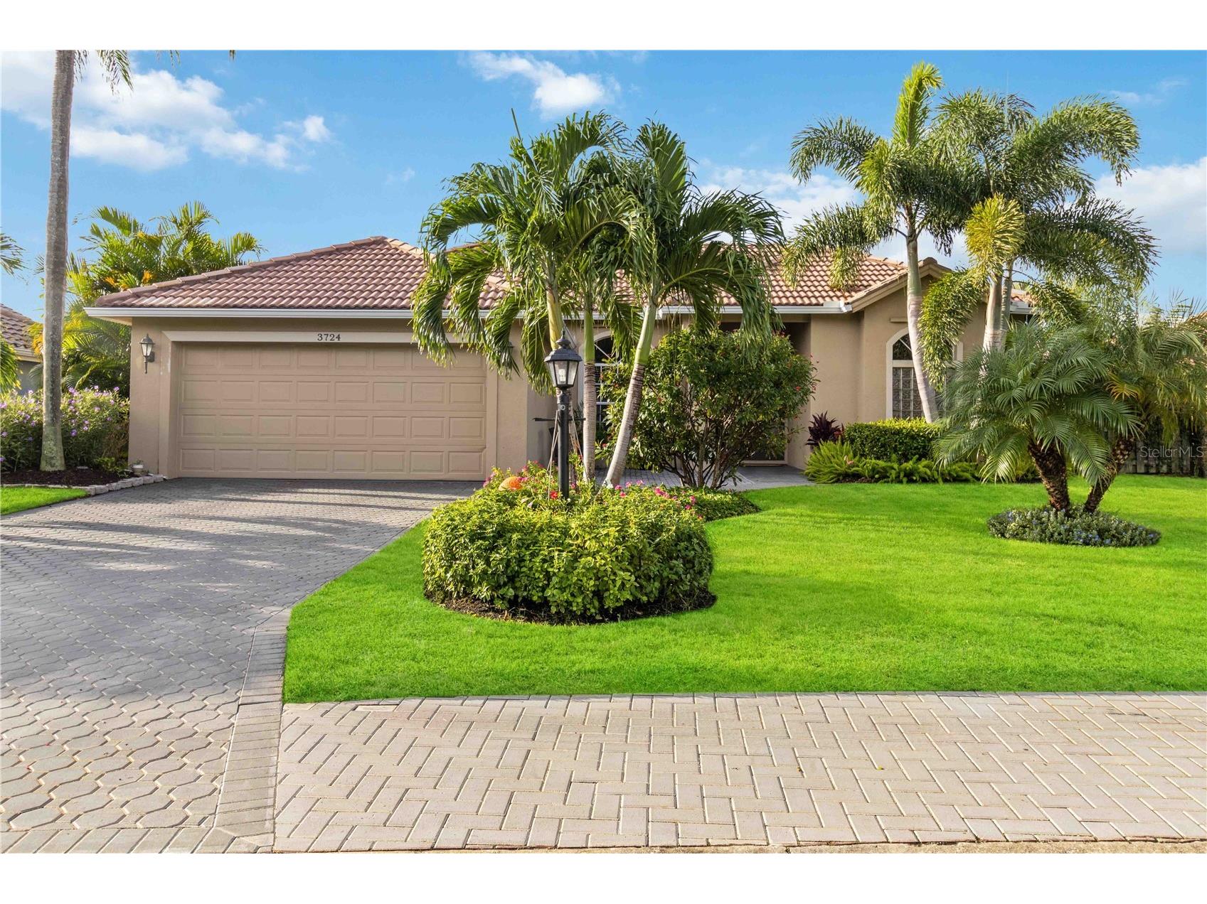 3724 71st Terrace E Sarasota FL 34243 A4692476 image1