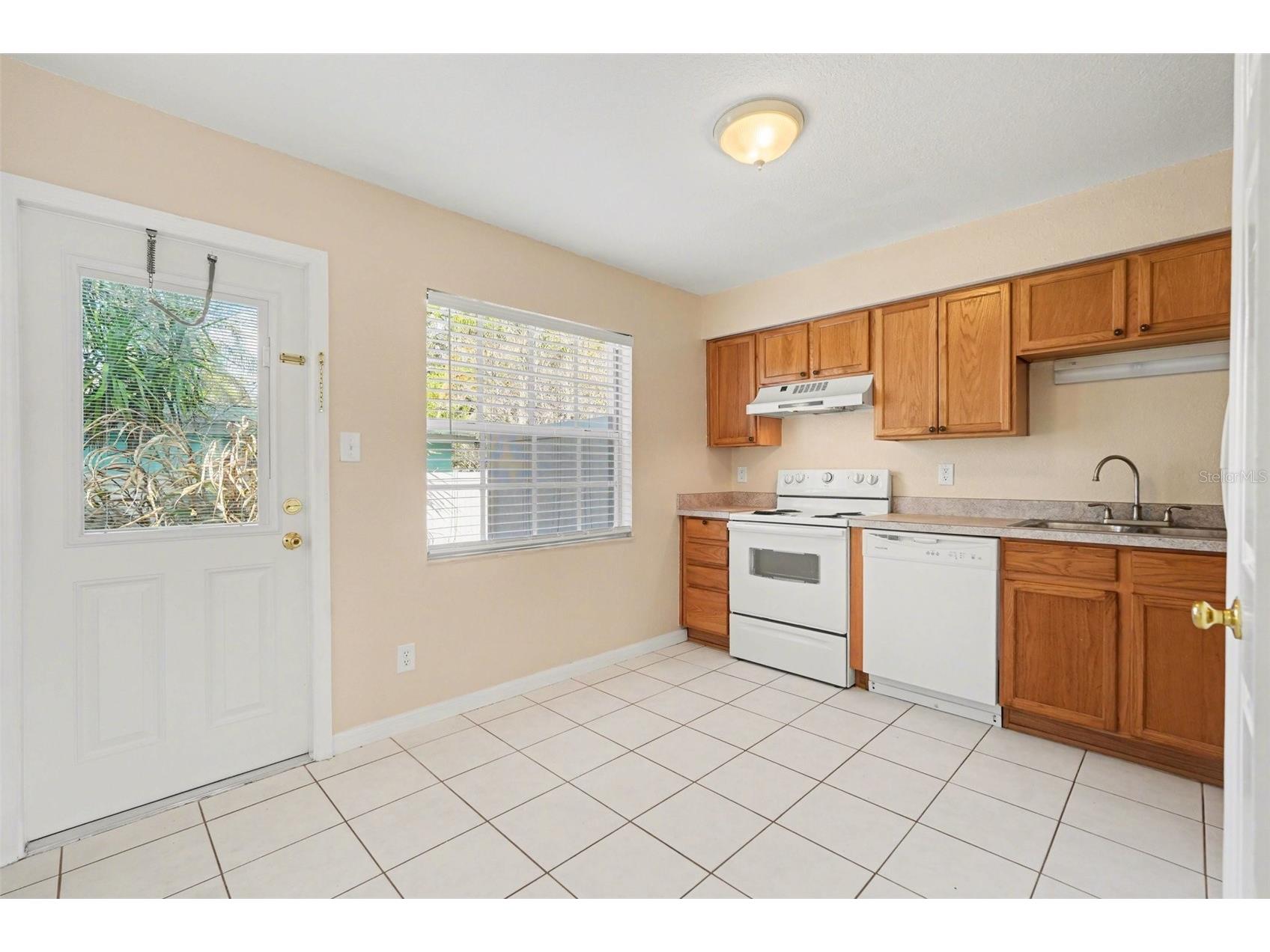 37240 Embassy Park Lane Dade City FL 33525 TB8425128 image11