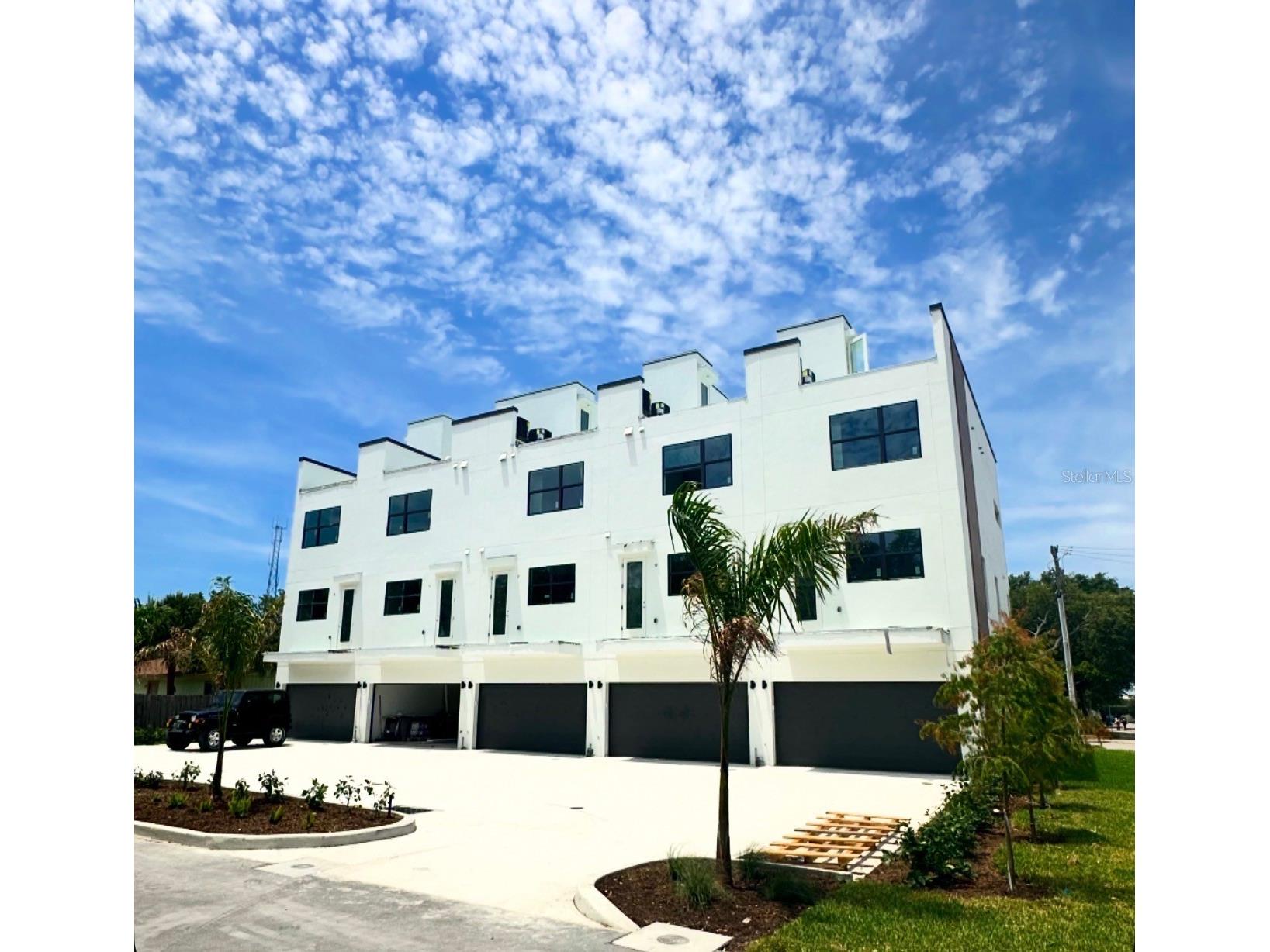373 13th St N Saint Petersburg FL 33705 TB8470647 image2