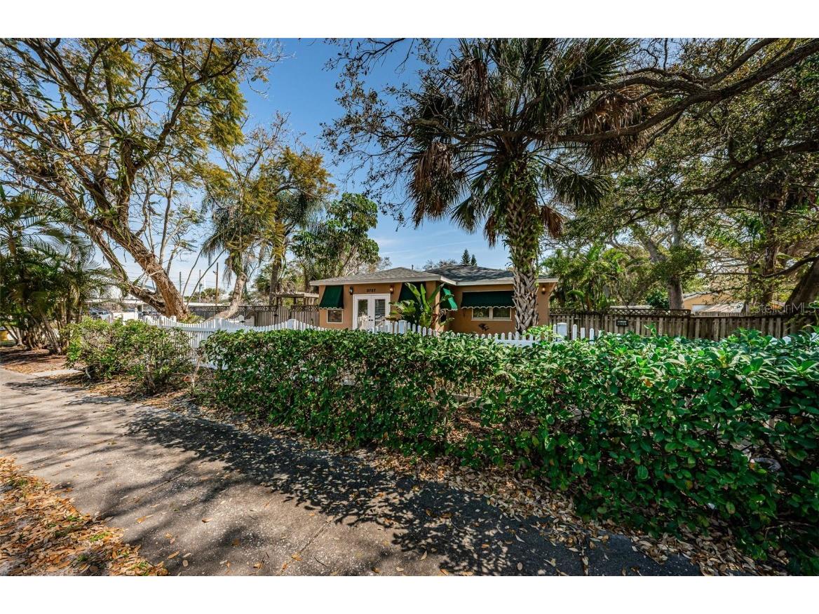 3737 Park Street N Saint Petersburg FL 33710 U8191464 image1