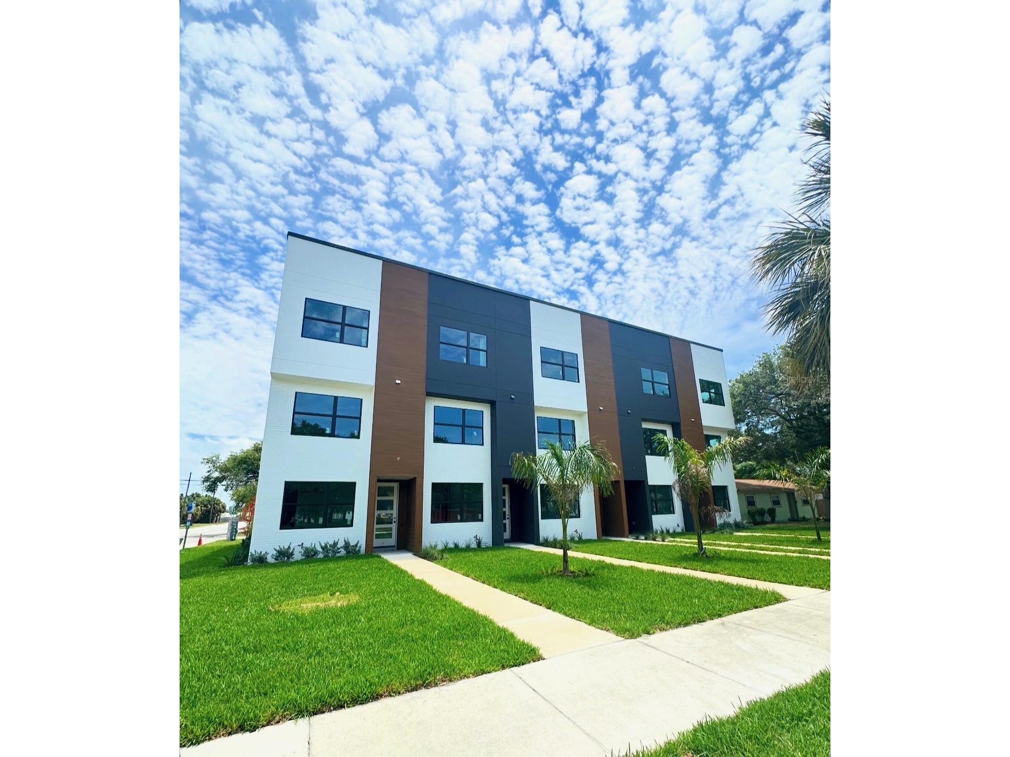 377 13th St N Saint Petersburg FL 33705 TB8470645 image1