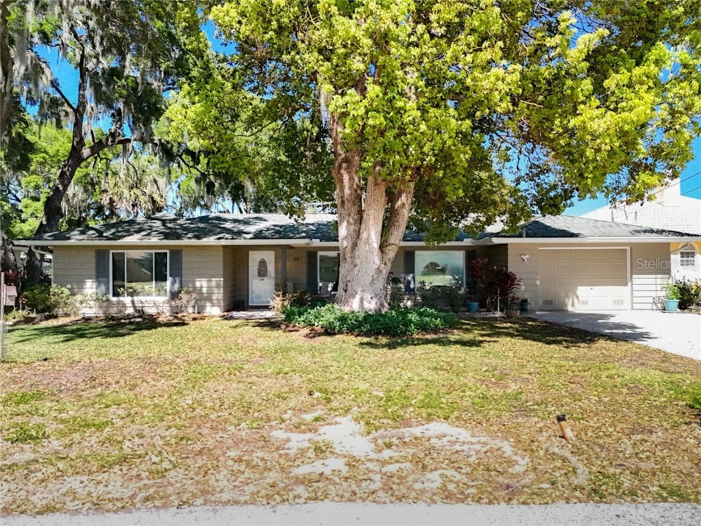 38 Orange Blossom Trail Yalaha FL 34797 - LAKE HARRIS OM697938 image1