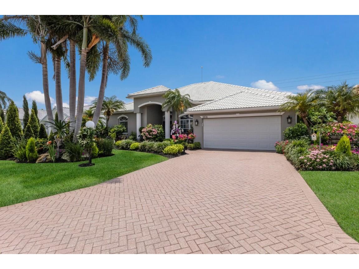 3806 72nd Terrace E Sarasota FL 34243 A4652258 image1