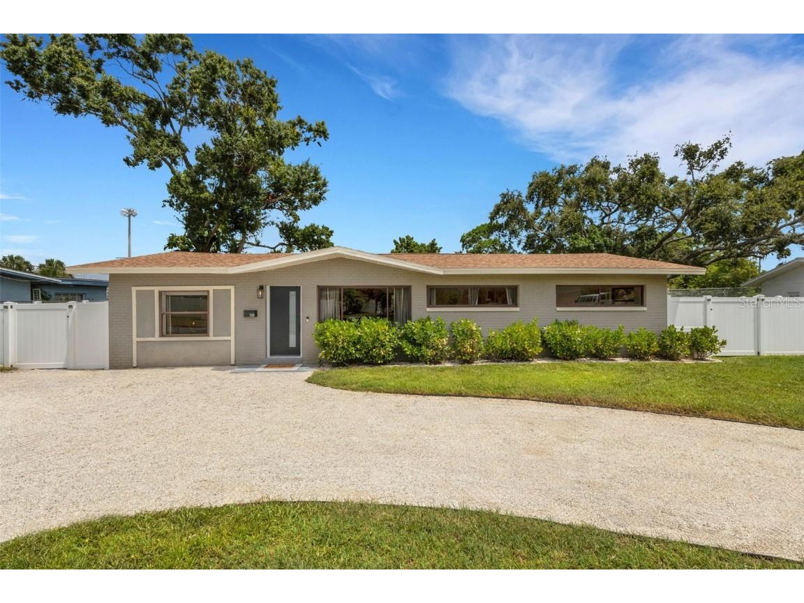 381 Kingfish Drive SE Saint Petersburg FL 33705 TB8414298 image1