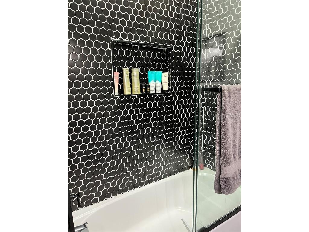 3827 Parkridge Circle #1-102 Sarasota FL 34243 A4671306 image26