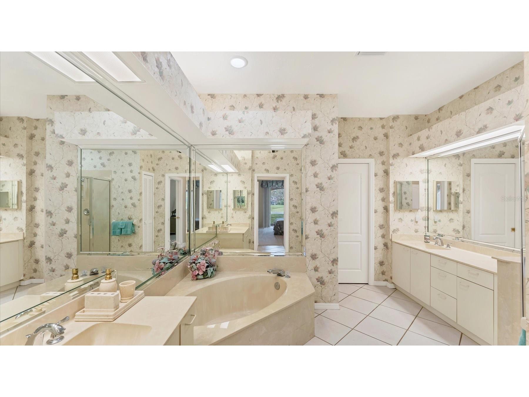 3864 Chatsworth Greene Court #10 Sarasota FL 34235 A4687597 image9