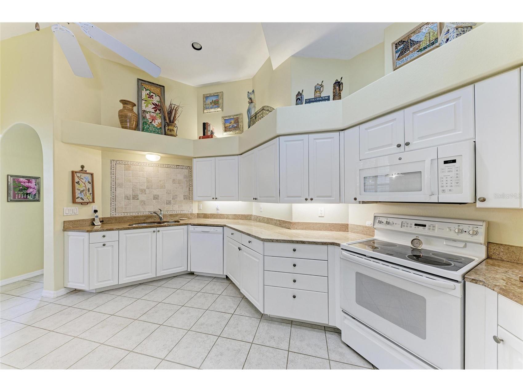 3883 Alamanda Drive Sarasota FL 34238 A4695839 image10