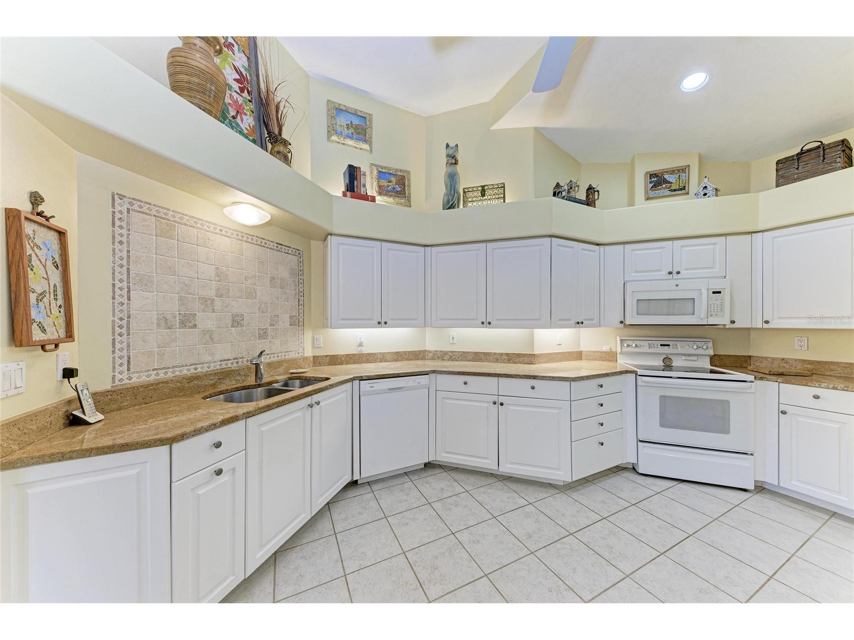 3883 Alamanda Drive Sarasota FL 34238 A4695839 image8