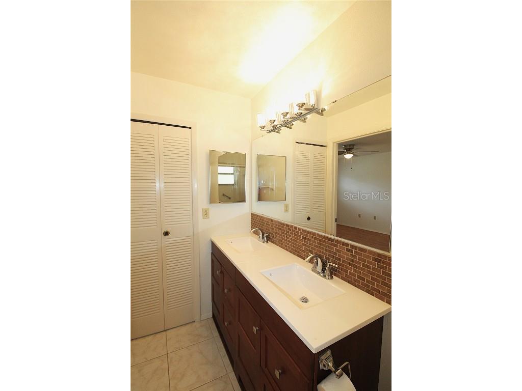 390 301 Boulevard W #24D Bradenton FL 34205 A4660002 image16