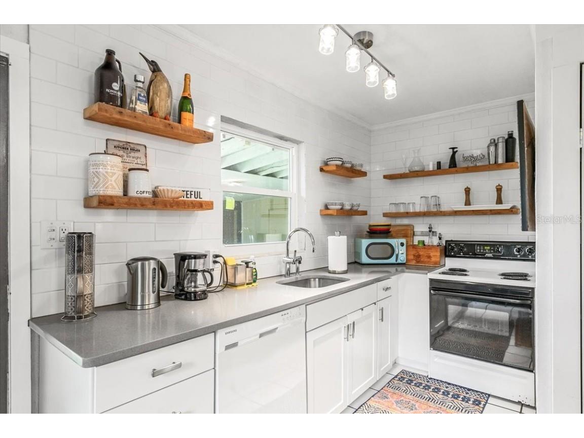 3901 Iroquois Avenue Sarasota FL 34234 A4667237 image8