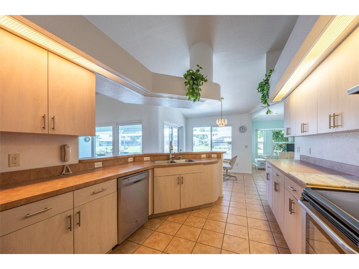 3902 SE 13th Avenue Cape Coral FL 33904 C7514613 image3