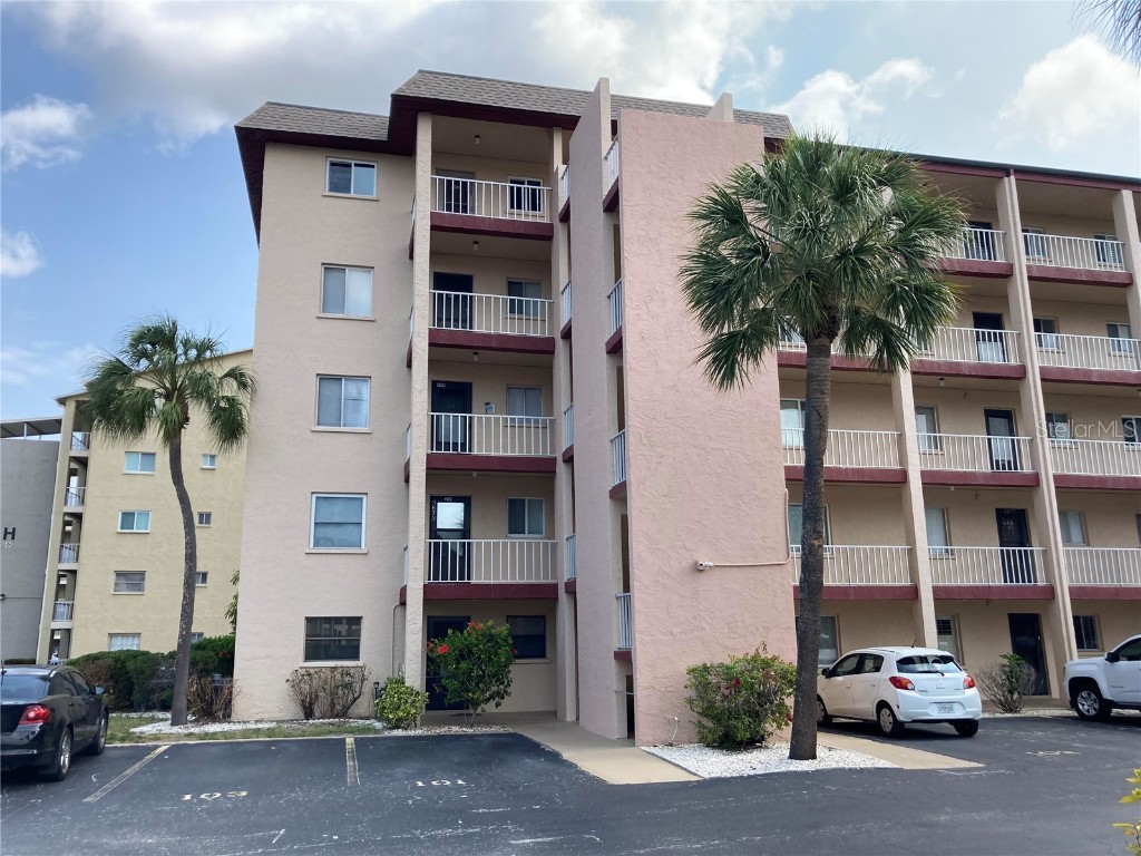 3905 Lake Bayshore Drive #301 Bradenton FL 34205 A4610652 image1