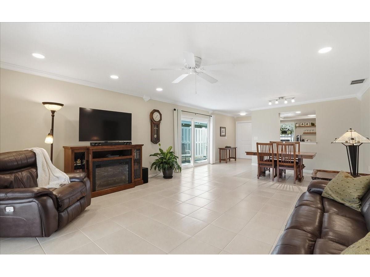 3908 Center Gate Circle #27 Sarasota FL 34233 A4677107 image5