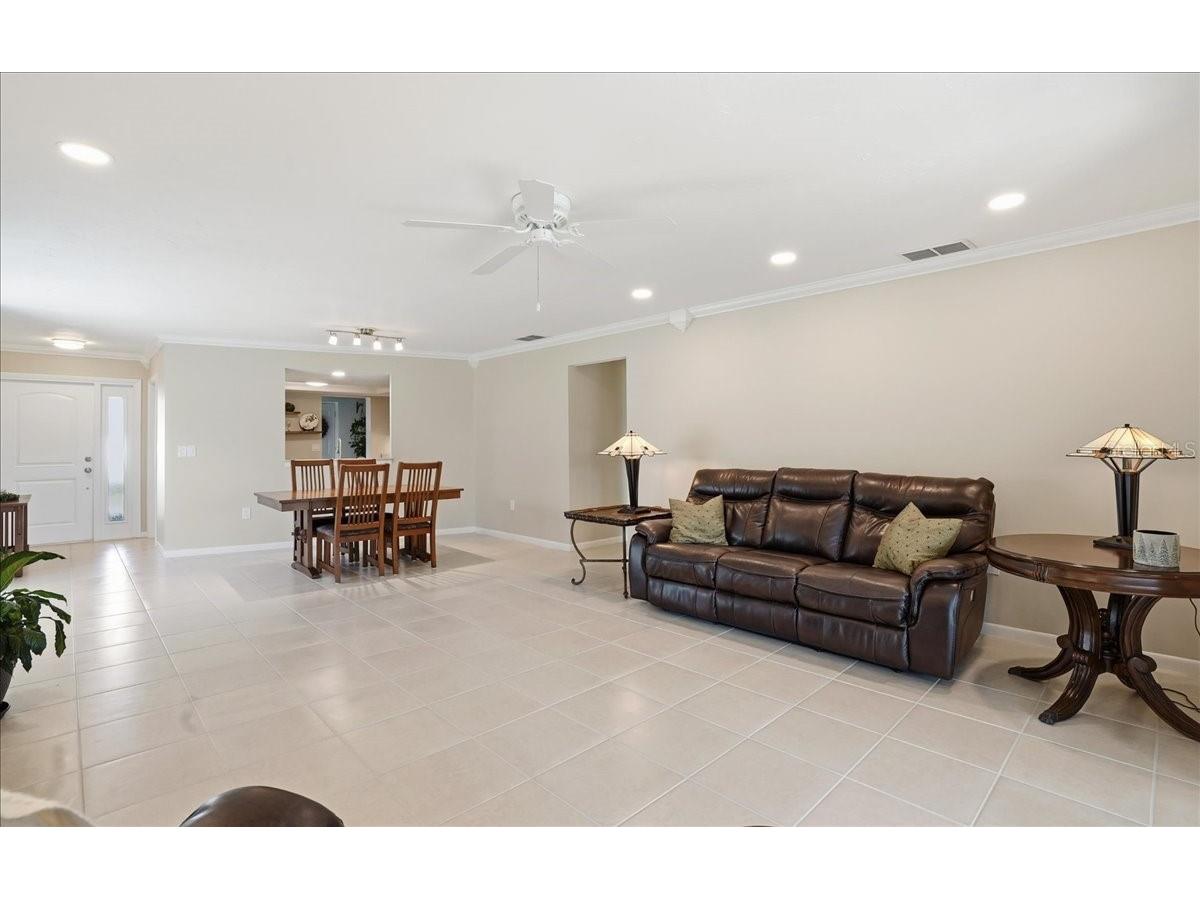 3908 Center Gate Circle #27 Sarasota FL 34233 A4677107 image6