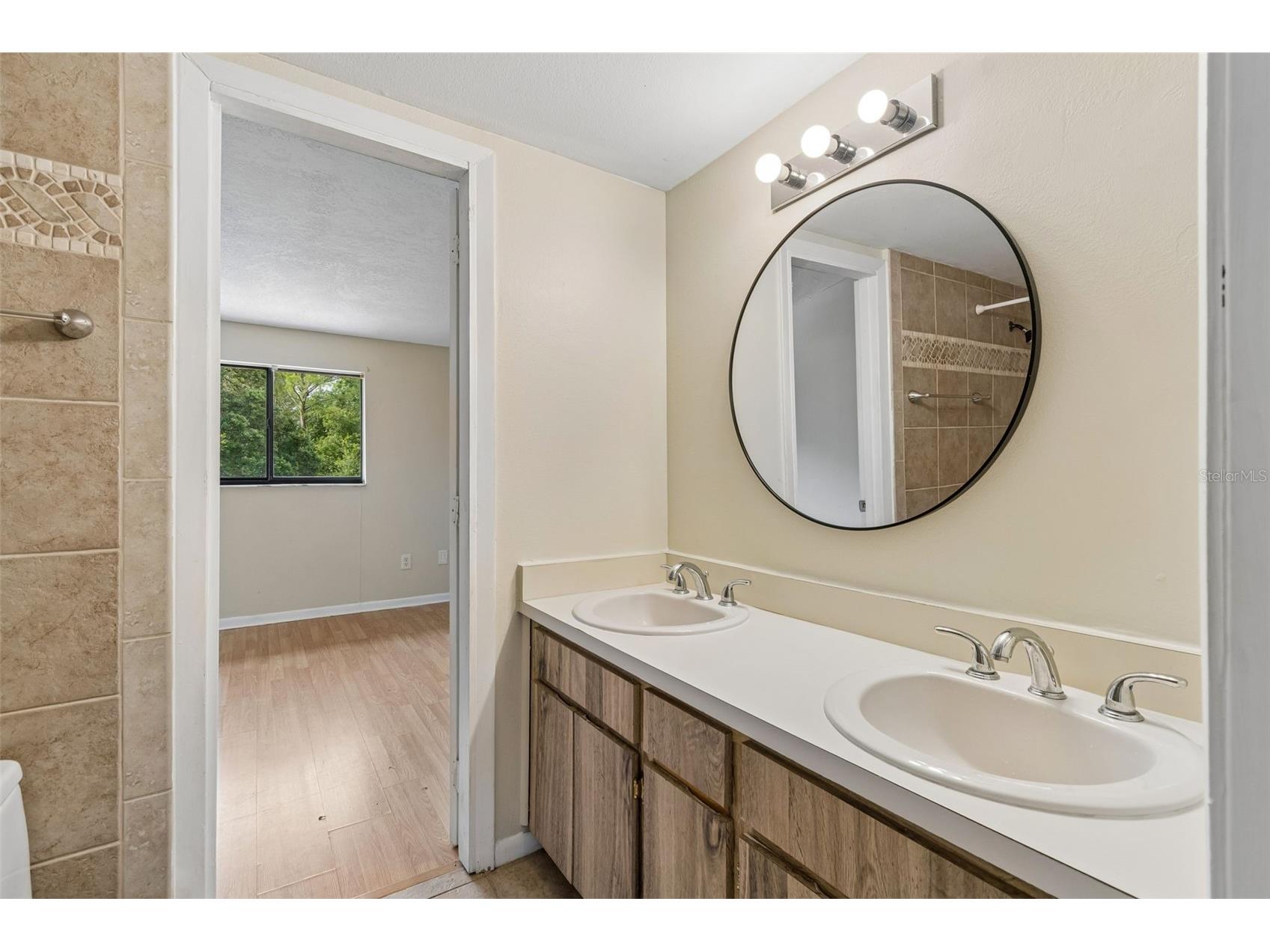 3911 Oak Limb Court Tampa FL 33614 TB8529951 image16