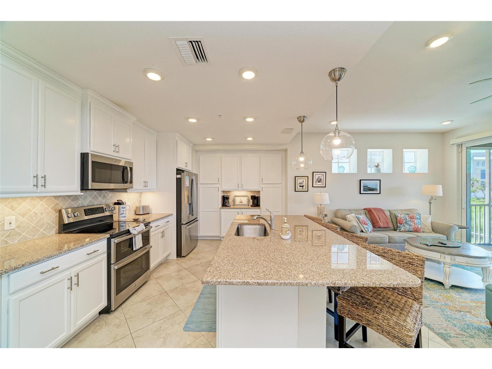 392 Aruba Circle #102 Bradenton FL 34209 A4692888 image6