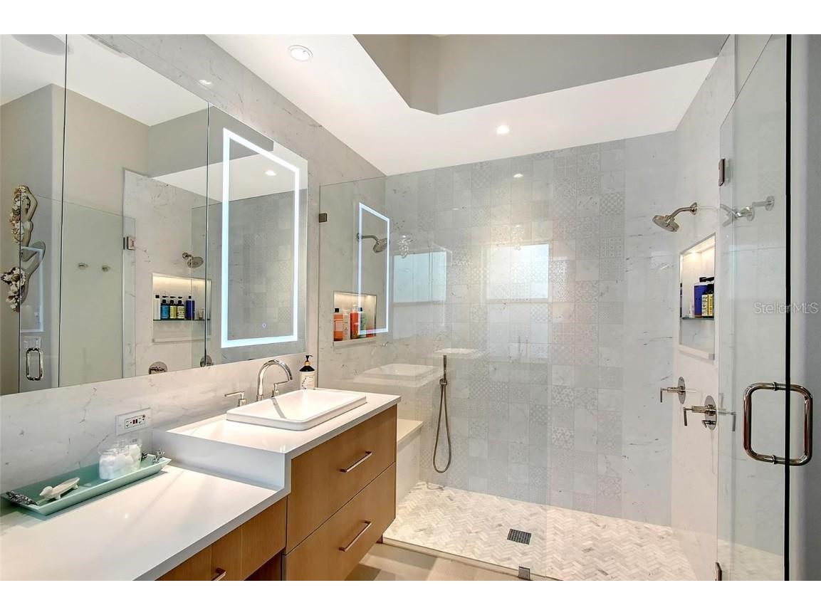 3921 Maravic Place Sarasota FL 34231 A4668587 image20