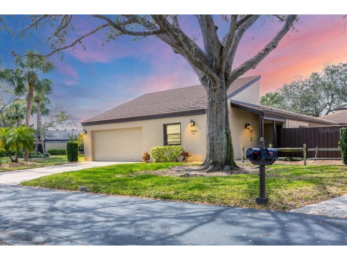 3933 Glen Oaks Manor Drive Sarasota FL 34232 A4642718 image1