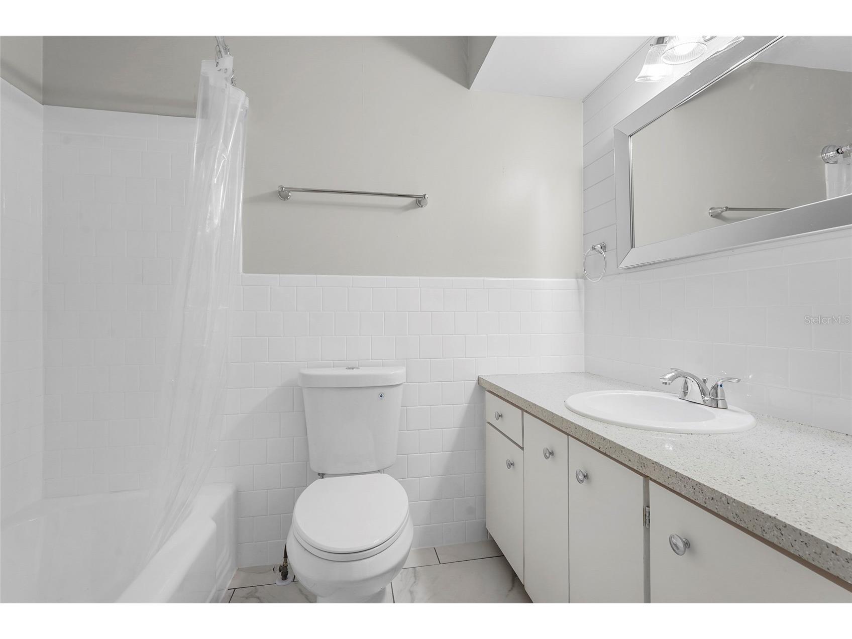3950 Roxane Boulevard #2B Sarasota FL 34235 A4683999 image8