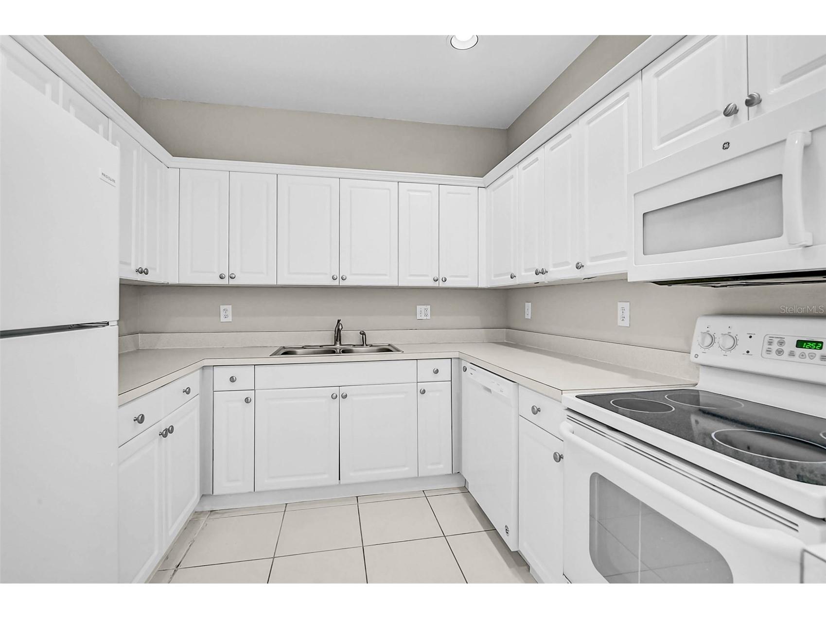 3958 Mediterranea Circle #411 Sarasota FL 34233 A4673738 image14