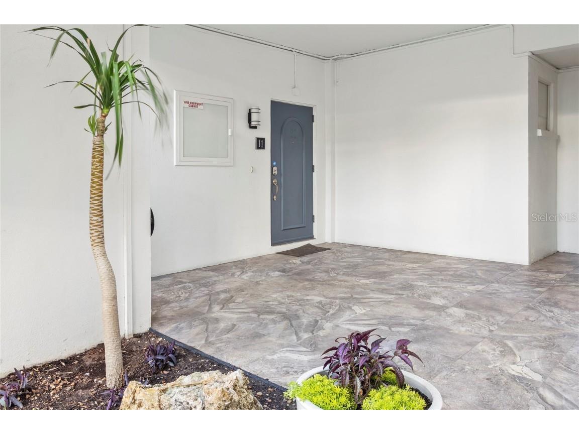 400 Golden Gate Point #11 Sarasota FL 34236 - SARASOTA BAY A4671447 image2