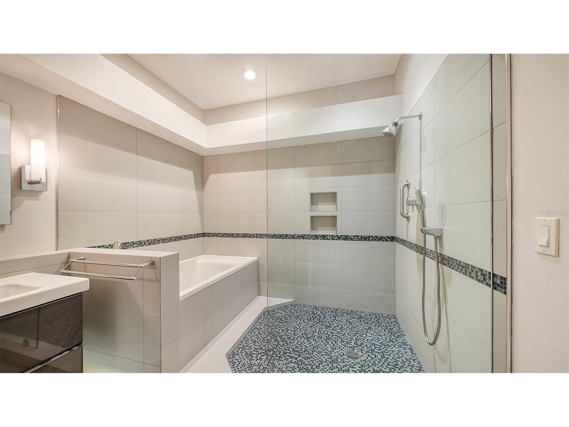 4004 Penshurst Park Sarasota FL 34235 A4695985 image11