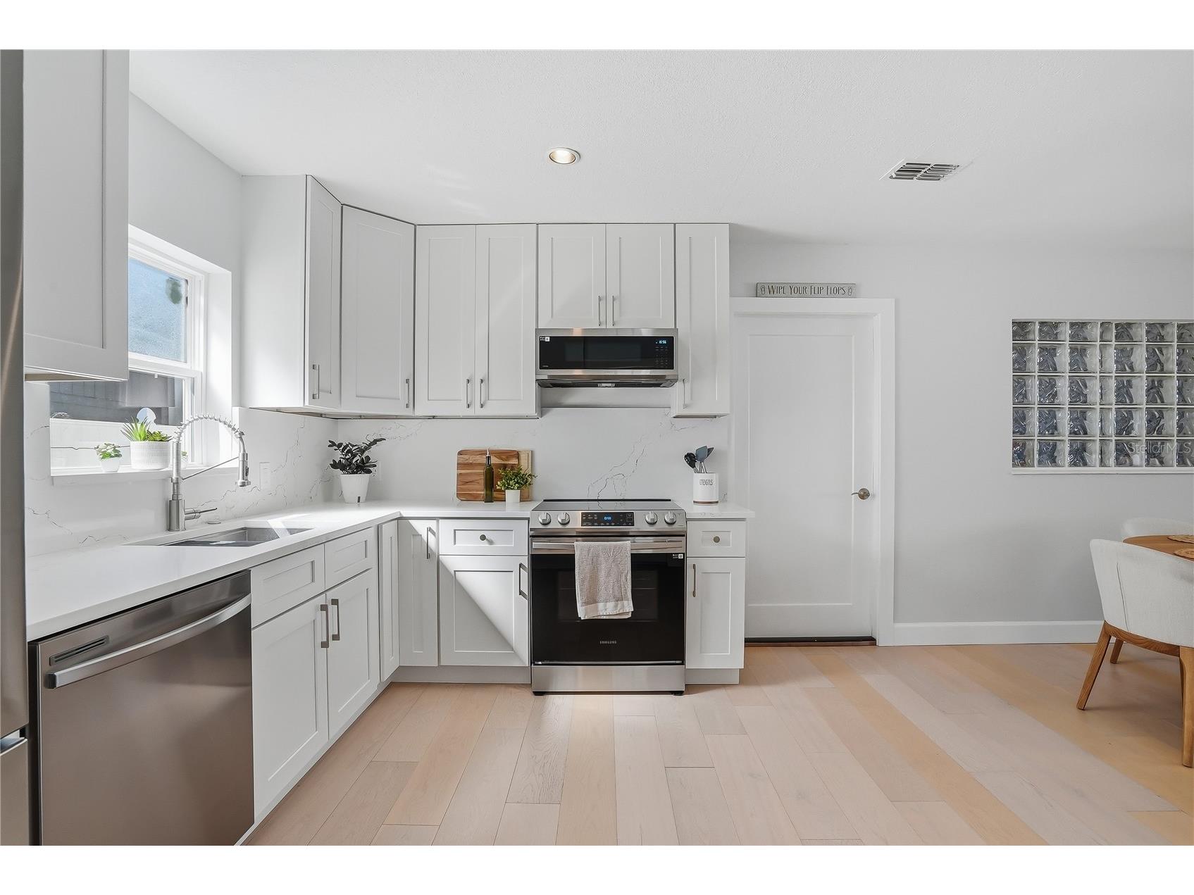 4043 Shore Acres Boulevard NE Saint Petersburg FL 33703 TB8493769 image14