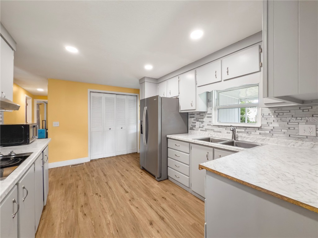 4102 Woodland Circle Deland FL 32724 V4945780 image9