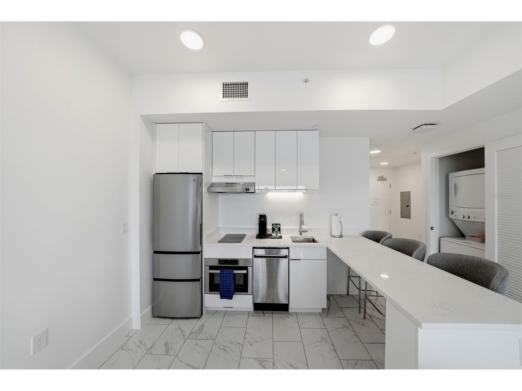 411 E Shore Drive #PH7 Clearwater Beach FL 33767 TB8515593 image2