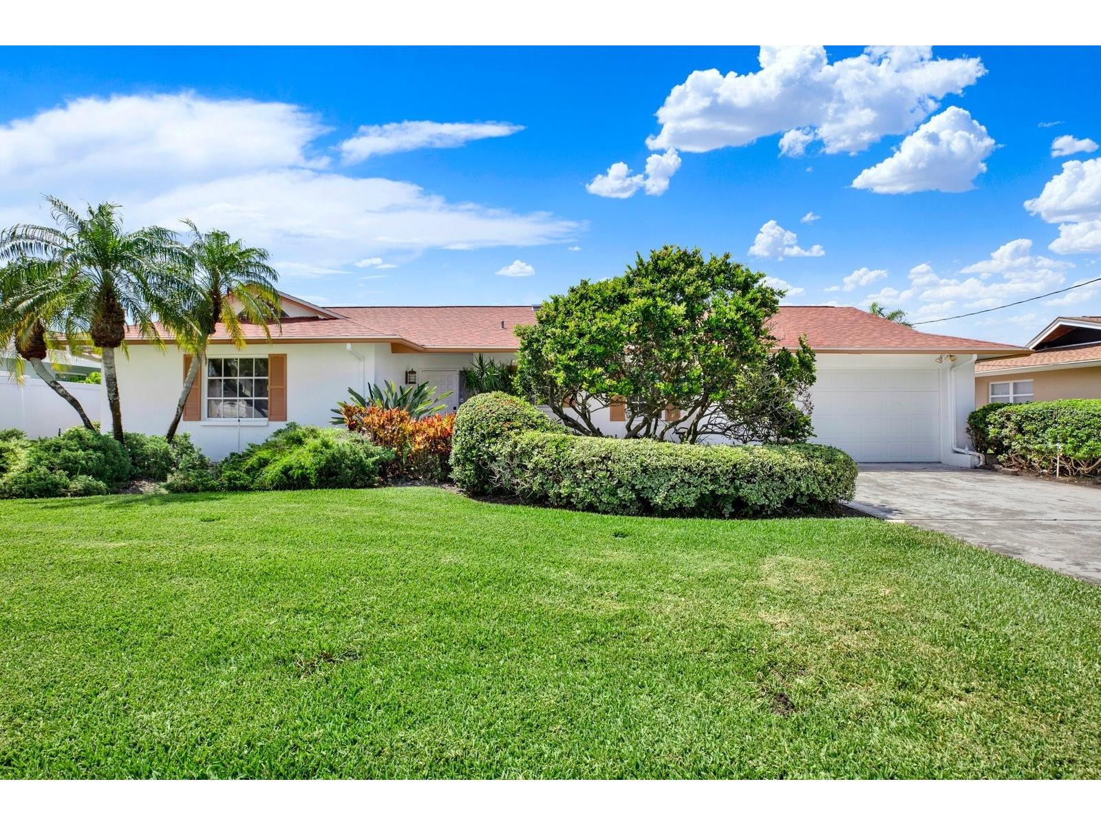 411 Palm Island NE Clearwater Beach FL 33767 TB8526168 image1