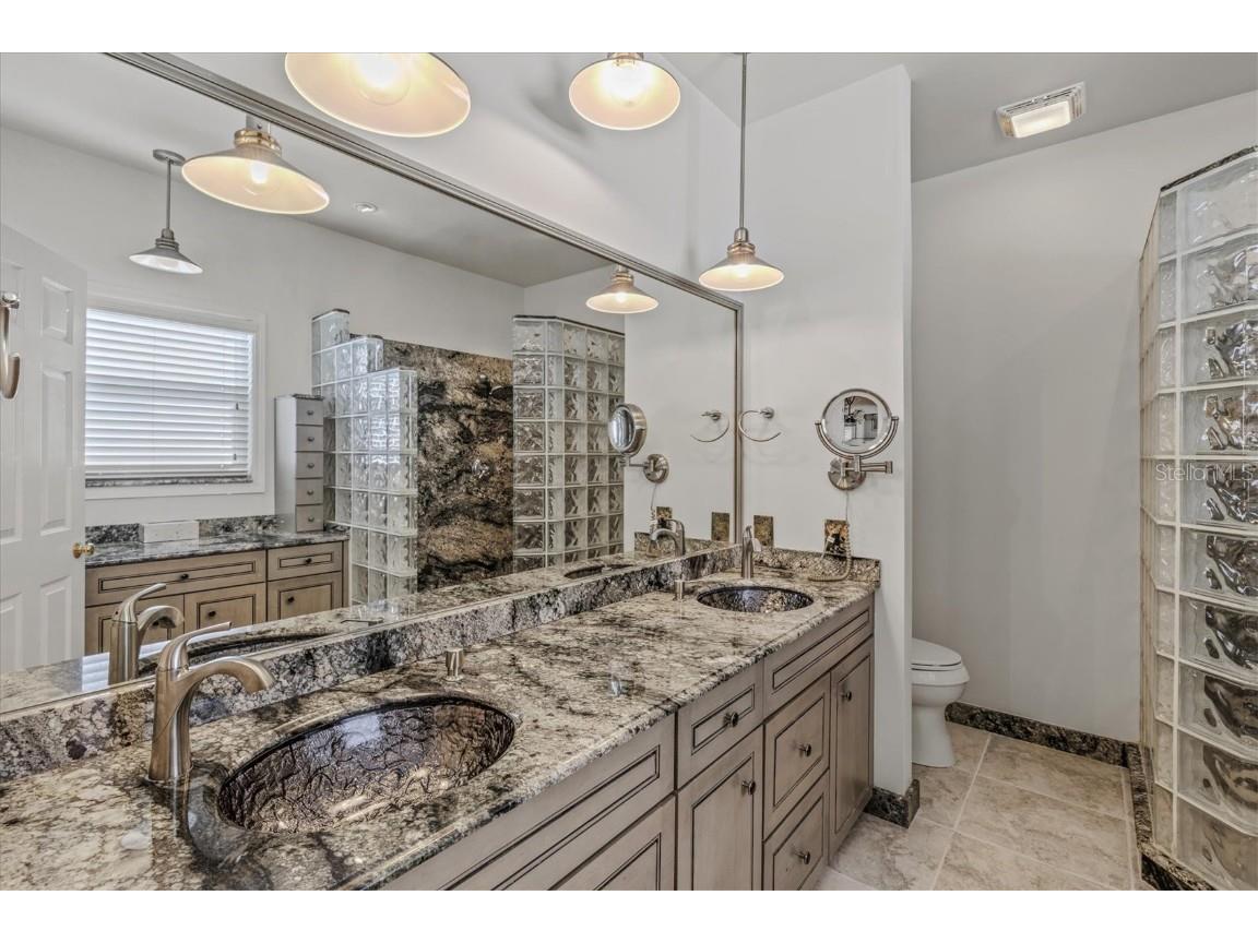 4117 Roberts Point Circle Sarasota FL 34242 A4640938 image25