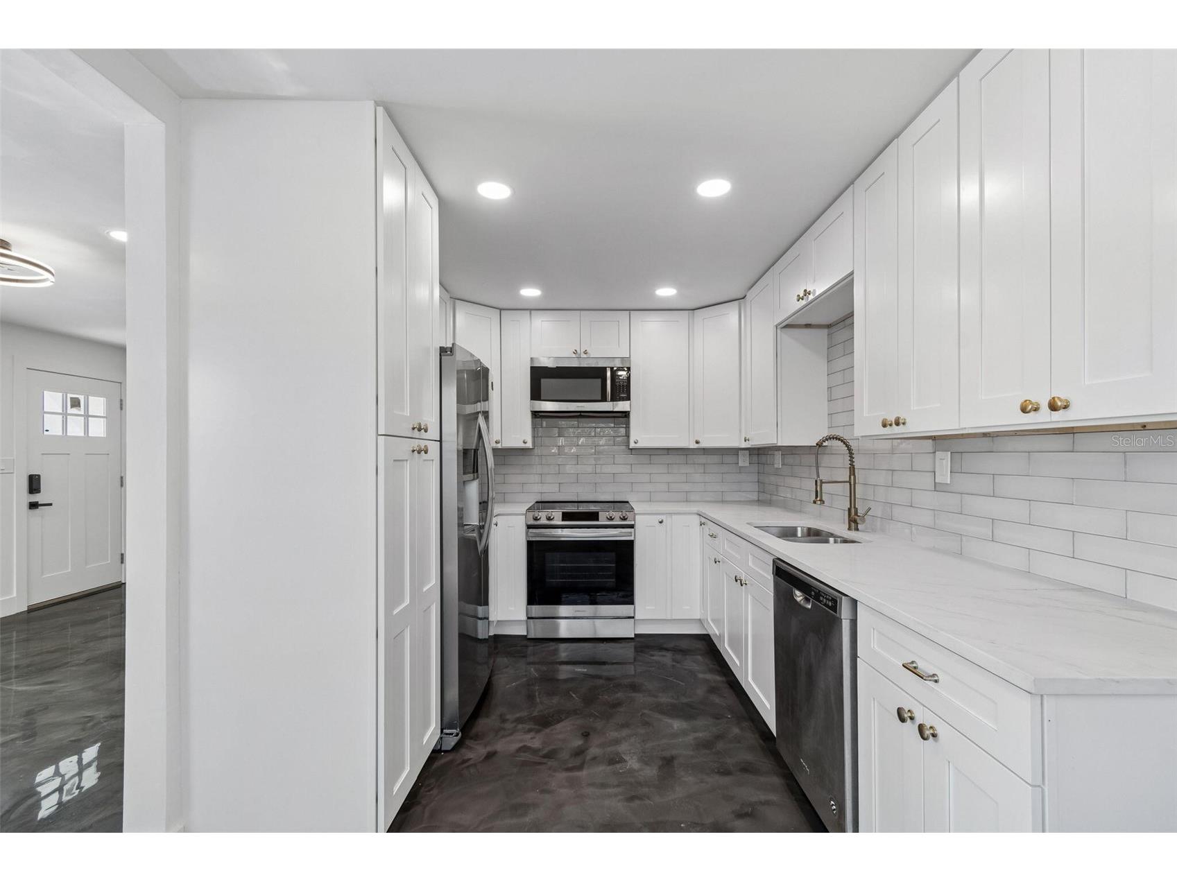 4125 Grove Saint Petersburg FL 33705 O6423685 image10