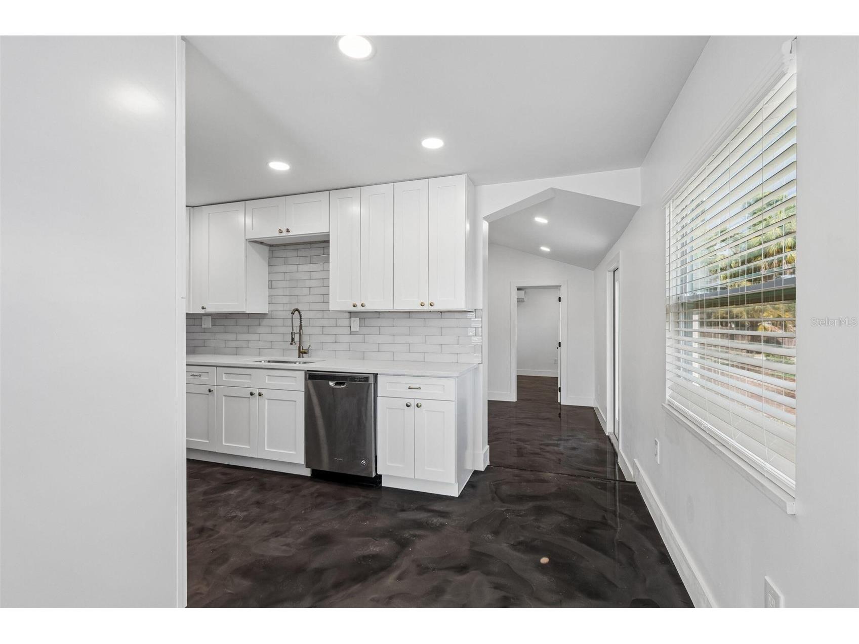 4125 Grove Saint Petersburg FL 33705 O6423685 image13