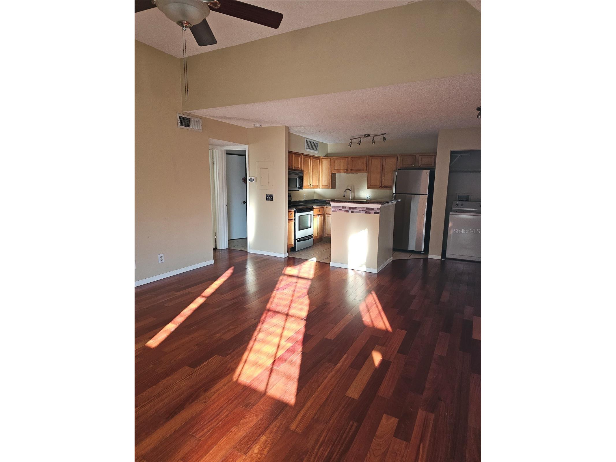 415 Lakepointe Drive #204 Altamonte Springs FL 32701 V4947315 image2
